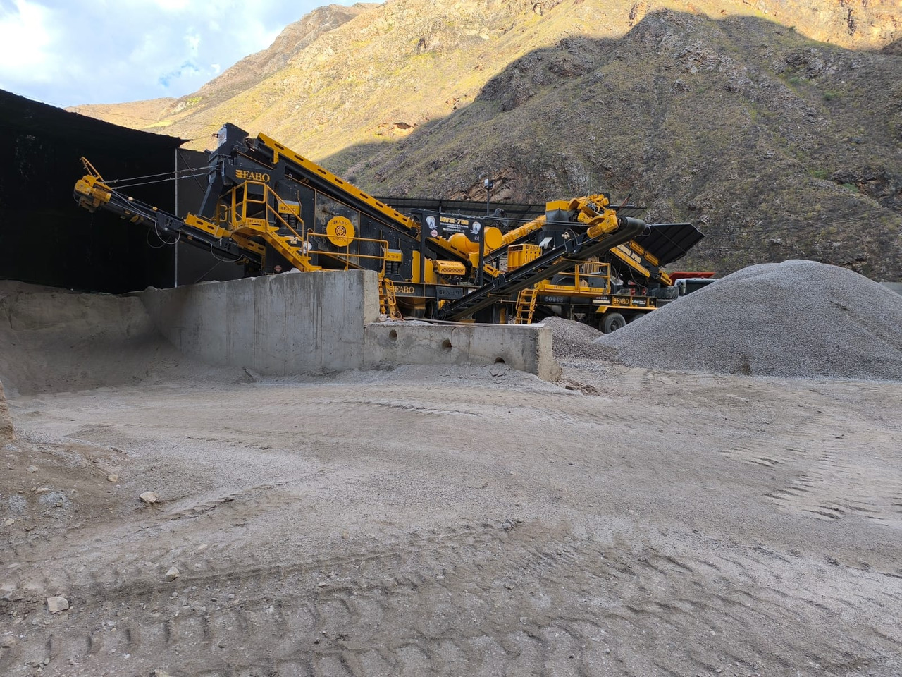 FABO MVSI 700 MOBILE VERTICAL SHAFT IMPACT CRUSHING SCREENING PLANT - Мобильная дробилка: фото 1 FABO MVSI 700 MOBILE VERTICAL SHAFT IMPACT CRUSHING SCREENING PLANT - Мобильная дробилка: фото 1