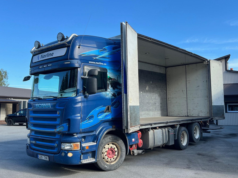 Scania R620 LB6X2HNB - OPEN SIDE - Грузовик с закрытым кузовом: фото 1 Scania R620 LB6X2HNB - OPEN SIDE - Грузовик с закрытым кузовом: фото 1