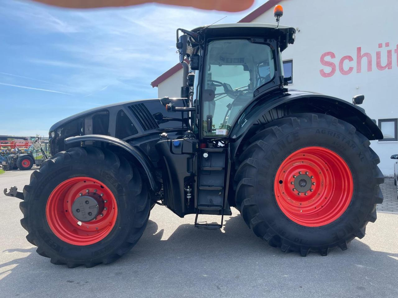 CLAAS Axion 920 CMATIC mit FZW, Black, Schwarz - Трактор: фото 2 CLAAS Axion 920 CMATIC mit FZW, Black, Schwarz - Трактор: фото 2