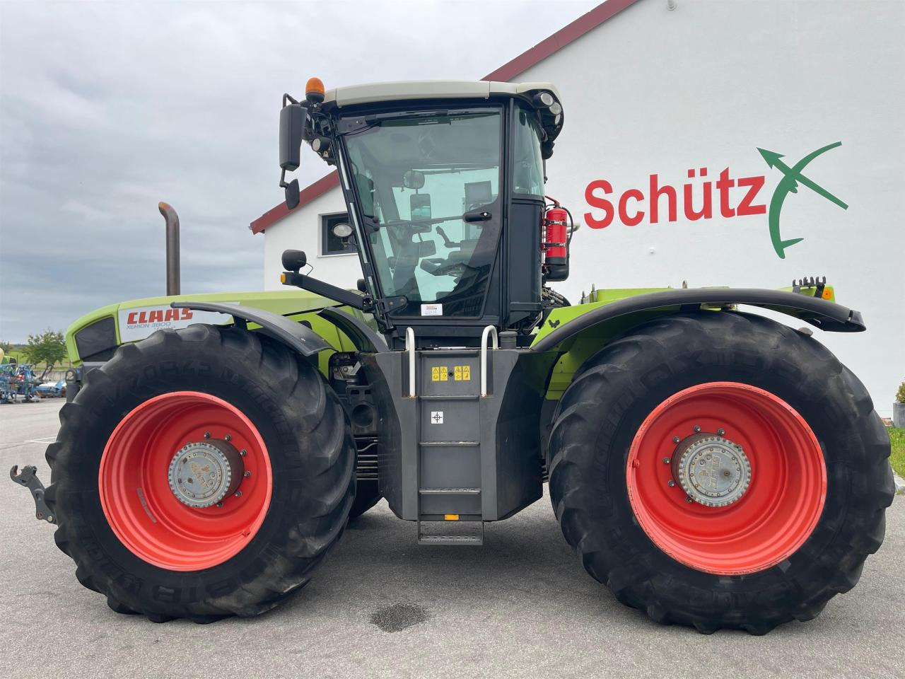 CLAAS Xerion 3800 Trac PTO mit GPS S3 mit Frontkraftheber und Heckzapfwelle, kommt vom Erstbesitzer, gepfl - Трактор: фото 5 CLAAS Xerion 3800 Trac PTO mit GPS S3 mit Frontkraftheber und Heckzapfwelle, kommt vom Erstbesitzer, gepfl - Трактор: фото 5