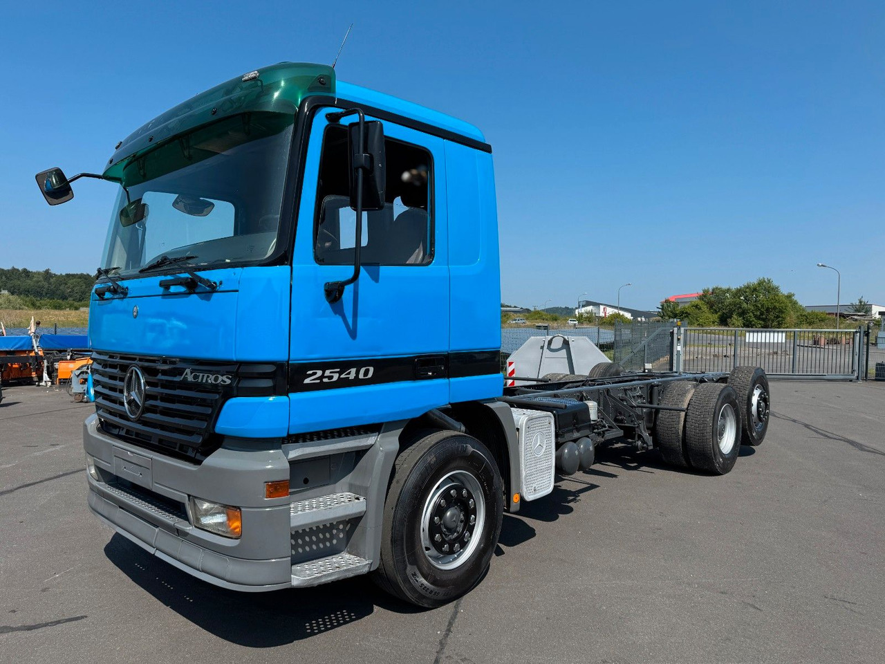 Mercedes-Benz Actros 2540 6x2 Kupplung Klima Hydraulikpumpe - Грузовик-шасси: фото 1 Mercedes-Benz Actros 2540 6x2 Kupplung Klima Hydraulikpumpe - Грузовик-шасси: фото 1