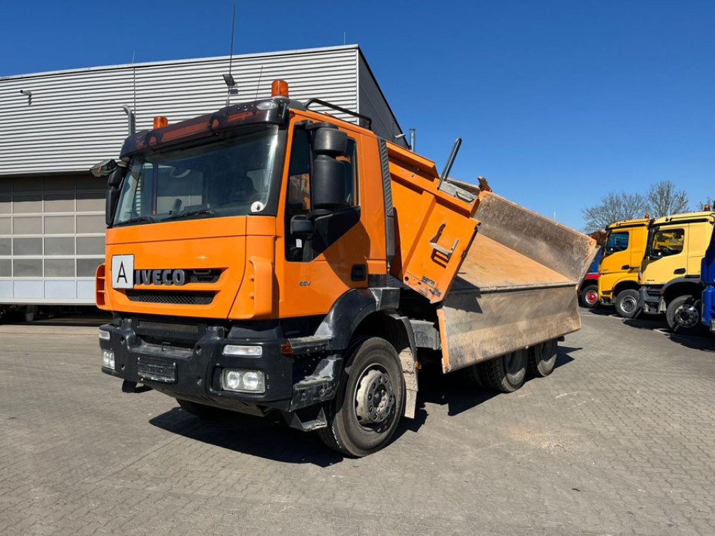 IVECO-MAGIRUS TRACKER AD260T50 6x4 3-Achs Kipper Schalter, Blatt - Самосвал: фото 1 IVECO-MAGIRUS TRACKER AD260T50 6x4 3-Achs Kipper Schalter, Blatt - Самосвал: фото 1