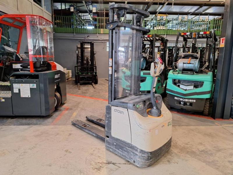 Crown ES4000-1.6 - Штабелер: фото 5 Crown ES4000-1.6 - Штабелер: фото 5