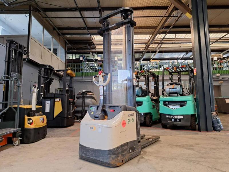 Crown ES4000-1.6 - Штабелер: фото 4 Crown ES4000-1.6 - Штабелер: фото 4