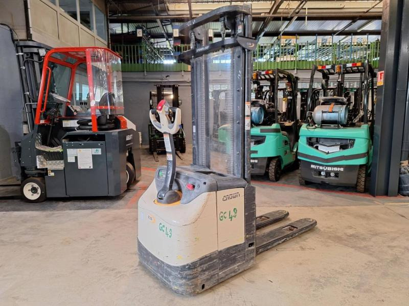 Crown ES4000-1.6 - Штабелер: фото 1 Crown ES4000-1.6 - Штабелер: фото 1