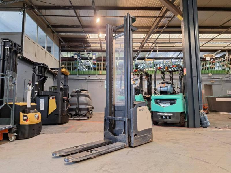 Crown ES4000-1.6 - Штабелер: фото 2 Crown ES4000-1.6 - Штабелер: фото 2