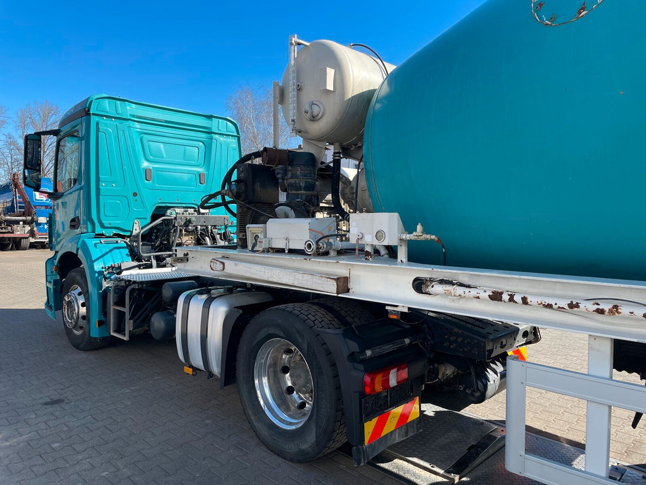 Mercedes-Benz Antos 2136 4x2 SZM Retarder Kipphyd. *Betonaufl. - Тягач: фото 4 Mercedes-Benz Antos 2136 4x2 SZM Retarder Kipphyd. *Betonaufl. - Тягач: фото 4