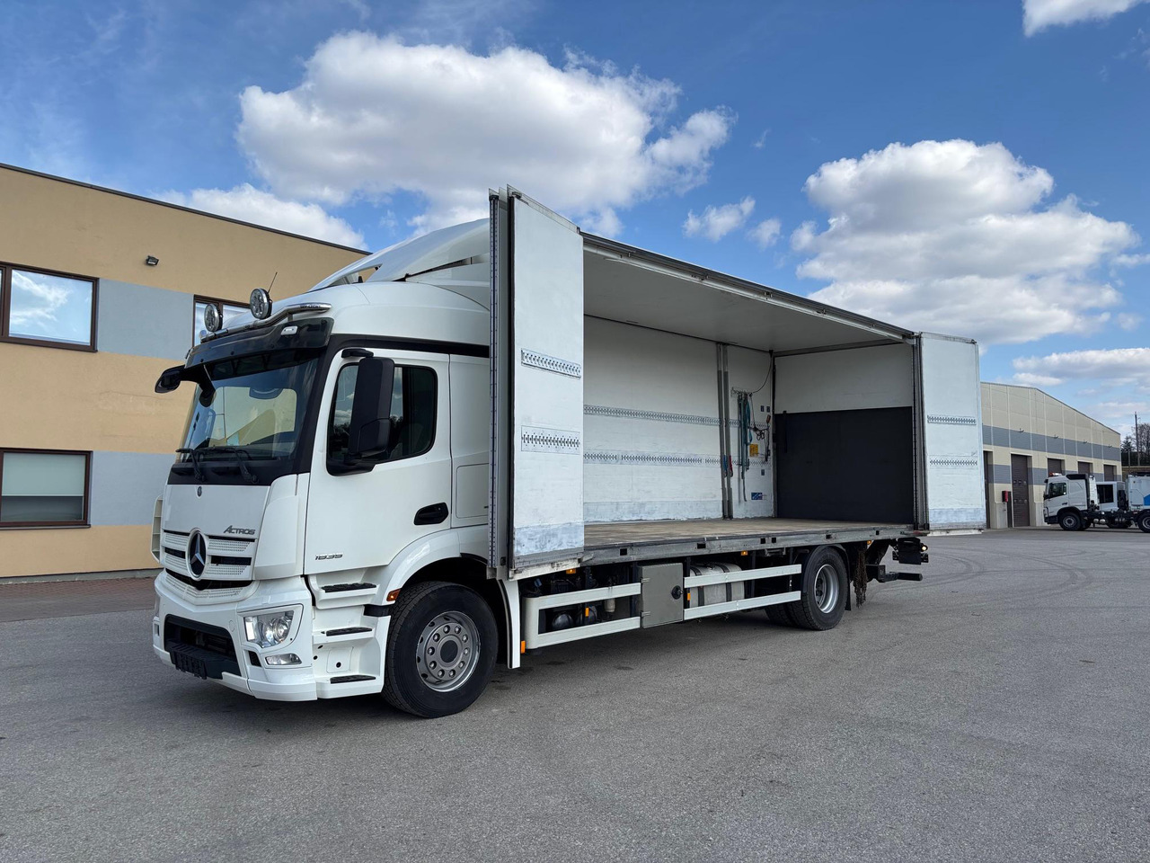 MERCEDES-BENZ ACTROS 1835 - Грузовик с закрытым кузовом: фото 2 MERCEDES-BENZ ACTROS 1835 - Грузовик с закрытым кузовом: фото 2