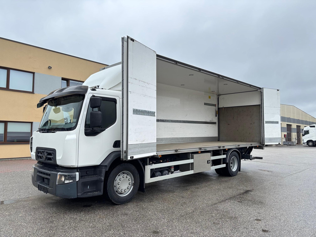 RENAULT D WIDE 320 - Грузовик с закрытым кузовом: фото 4 RENAULT D WIDE 320 - Грузовик с закрытым кузовом: фото 4