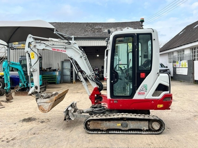 Takeuchi TB 225 - Мини-экскаватор: фото 5 Takeuchi TB 225 - Мини-экскаватор: фото 5