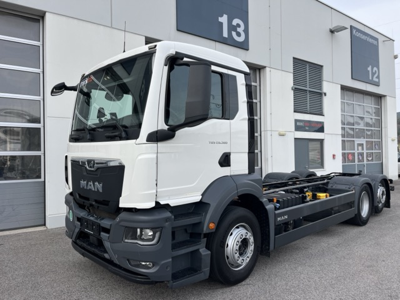 MAN TGS 26.360 6x2-4 LL Euro6 Klima AHK Luftfeder - Грузовик-шасси: фото 1 MAN TGS 26.360 6x2-4 LL Euro6 Klima AHK Luftfeder - Грузовик-шасси: фото 1