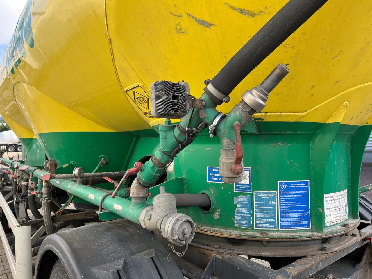Feldbinder EUT 31.2 Silo-Anhänger EUT 31.2 Silo-Anhänger, ca. 31m³, 4x Domdeckel - Прицеп-цистерна: фото 3 Feldbinder EUT 31.2 Silo-Anhänger EUT 31.2 Silo-Anhänger, ca. 31m³, 4x Domdeckel - Прицеп-цистерна: фото 3