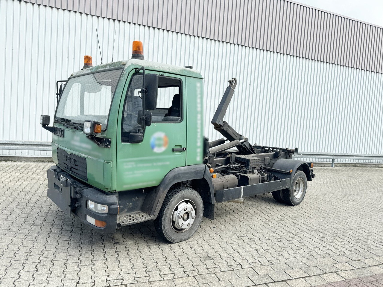 MAN LE 8.150 4x2 BB LE 8.150 4x2 BB, City-Abroller, Winterdienstausstattung - Крюковой мультилифт: фото 1 MAN LE 8.150 4x2 BB LE 8.150 4x2 BB, City-Abroller, Winterdienstausstattung - Крюковой мультилифт: фото 1