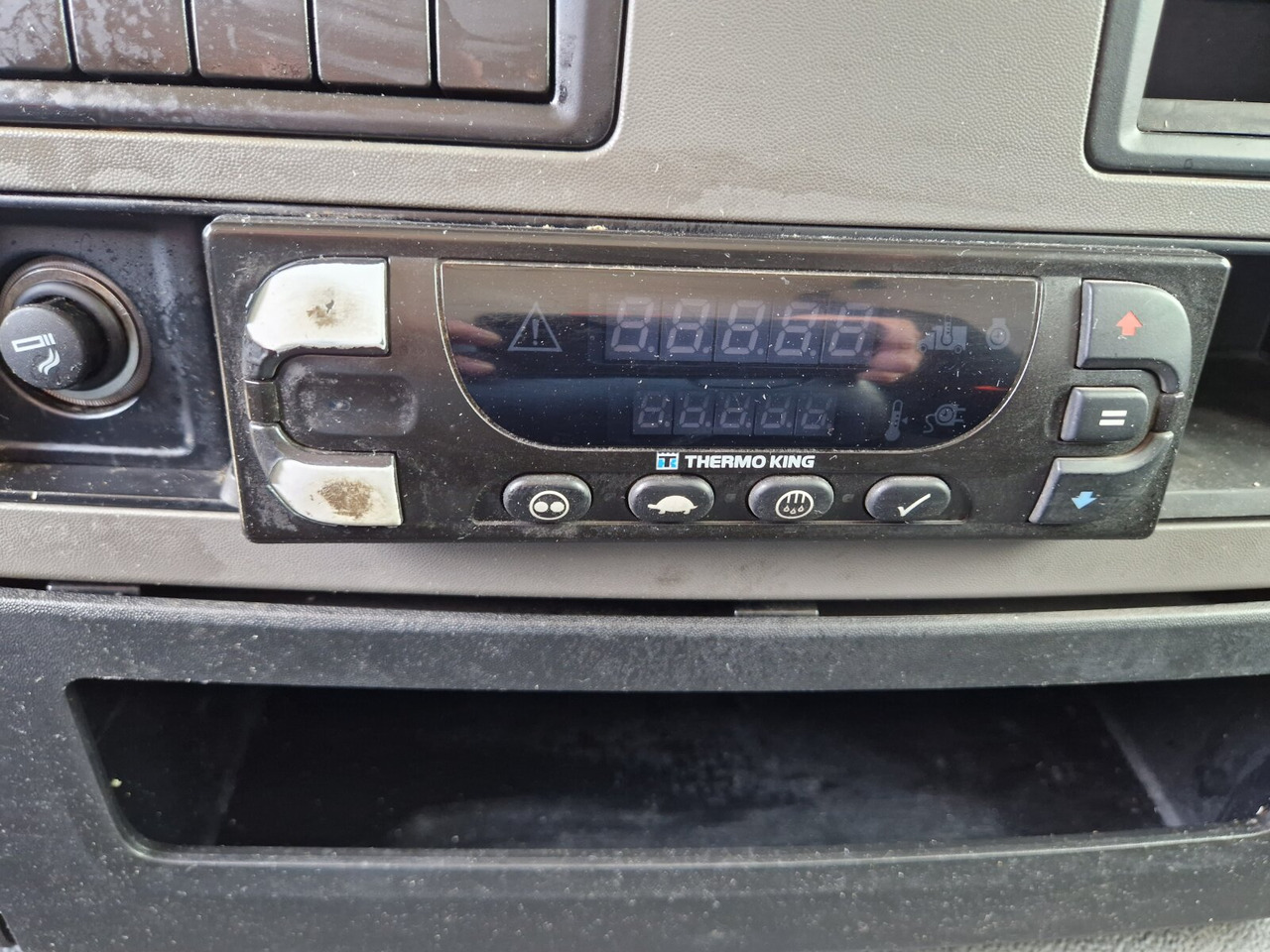 Рефрижератор MAN TGM 15.250/340 4X2 BL TGM 15.250/340 4X2 BL, Tiefkühlkoffer, Thermoking, Rolltor, unterfaltbare Dhollandia LBW: фото 13 Рефрижератор MAN TGM 15.250/340 4X2 BL TGM 15.250/340 4X2 BL, Tiefkühlkoffer, Thermoking, Rolltor, unterfaltbare Dhollandia LBW: фото 13