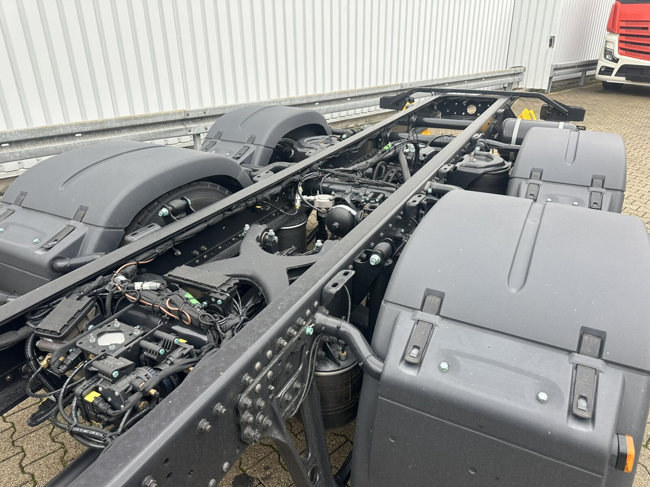 MAN TGS 26.440 6x2-4 LL CH TGS 26.440 6x2-4 LL CH, Lenk-/Liftachse, Navi, LED - Грузовик-шасси: фото 4 MAN TGS 26.440 6x2-4 LL CH TGS 26.440 6x2-4 LL CH, Lenk-/Liftachse, Navi, LED - Грузовик-шасси: фото 4