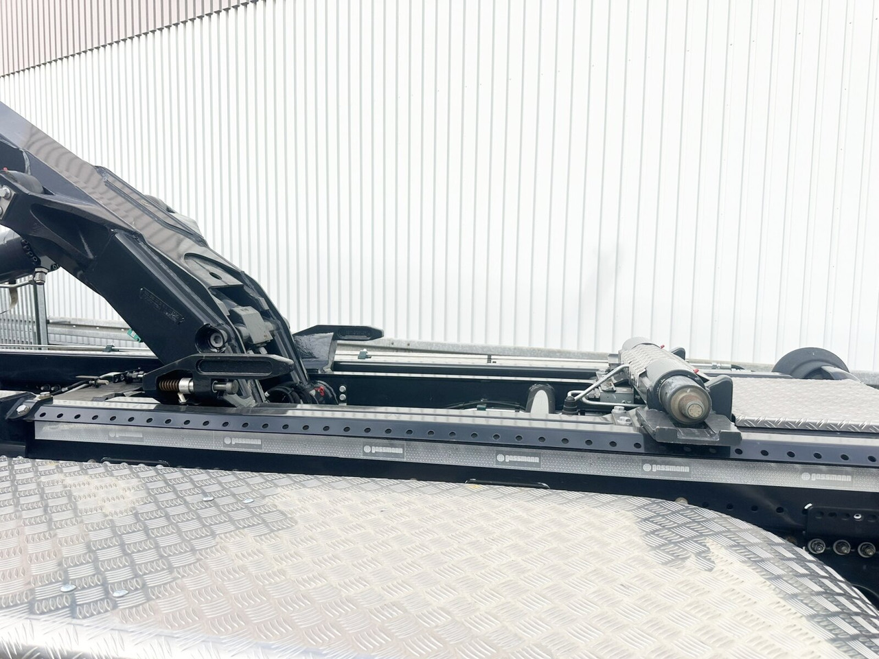 MAN TGS 35.480 8X4 BL TGS 35.480 8X4 BL, Intarder, Kran HMF 3220-K6, 4-fach Abstützung, Funk - Крюковой мультилифт, Автоманипулятор: фото 5 MAN TGS 35.480 8X4 BL TGS 35.480 8X4 BL, Intarder, Kran HMF 3220-K6, 4-fach Abstützung, Funk - Крюковой мультилифт, Автоманипулятор: фото 5