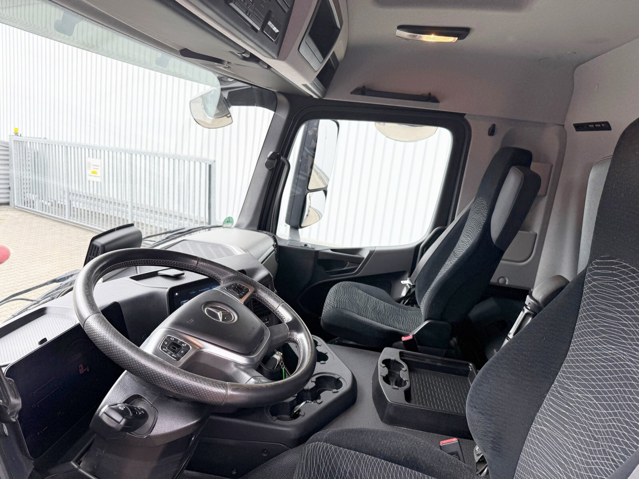 Mercedes-Benz Actros 1832 L 4x2 Actros 1832 L 4x2, Navi, MultimediaCockpit, Funk - Портальный бункеровоз: фото 4 Mercedes-Benz Actros 1832 L 4x2 Actros 1832 L 4x2, Navi, MultimediaCockpit, Funk - Портальный бункеровоз: фото 4