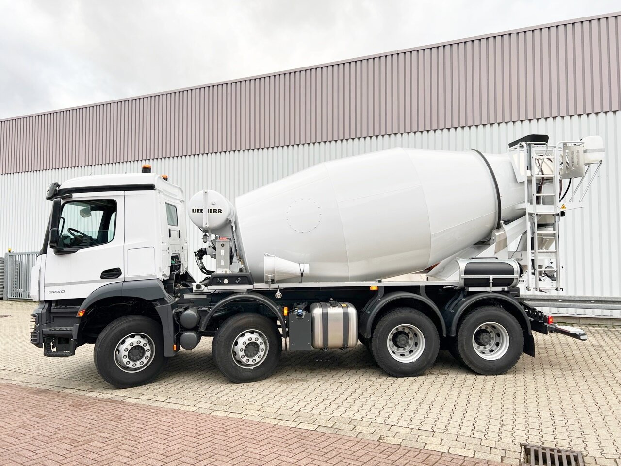 Mercedes-Benz Arocs 3240 B 8x4/4 Arocs 3240 B 8x4/4, Liebherr HTM 905 Mischer ca. 9m³, Multimedia Cockpit, Navi - Автобетоносмеситель: фото 2 Mercedes-Benz Arocs 3240 B 8x4/4 Arocs 3240 B 8x4/4, Liebherr HTM 905 Mischer ca. 9m³, Multimedia Cockpit, Navi - Автобетоносмеситель: фото 2
