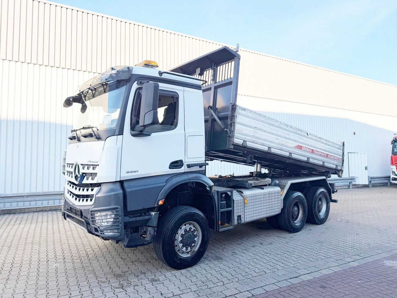 Mercedes-Benz Arocs 3351 AK 6x6 Arocs 3351 AK 6x6, Retarder, Grounder, Motorabtrieb, pneum. Heckklappenöffnung - Самосвал: фото 1 Mercedes-Benz Arocs 3351 AK 6x6 Arocs 3351 AK 6x6, Retarder, Grounder, Motorabtrieb, pneum. Heckklappenöffnung - Самосвал: фото 1