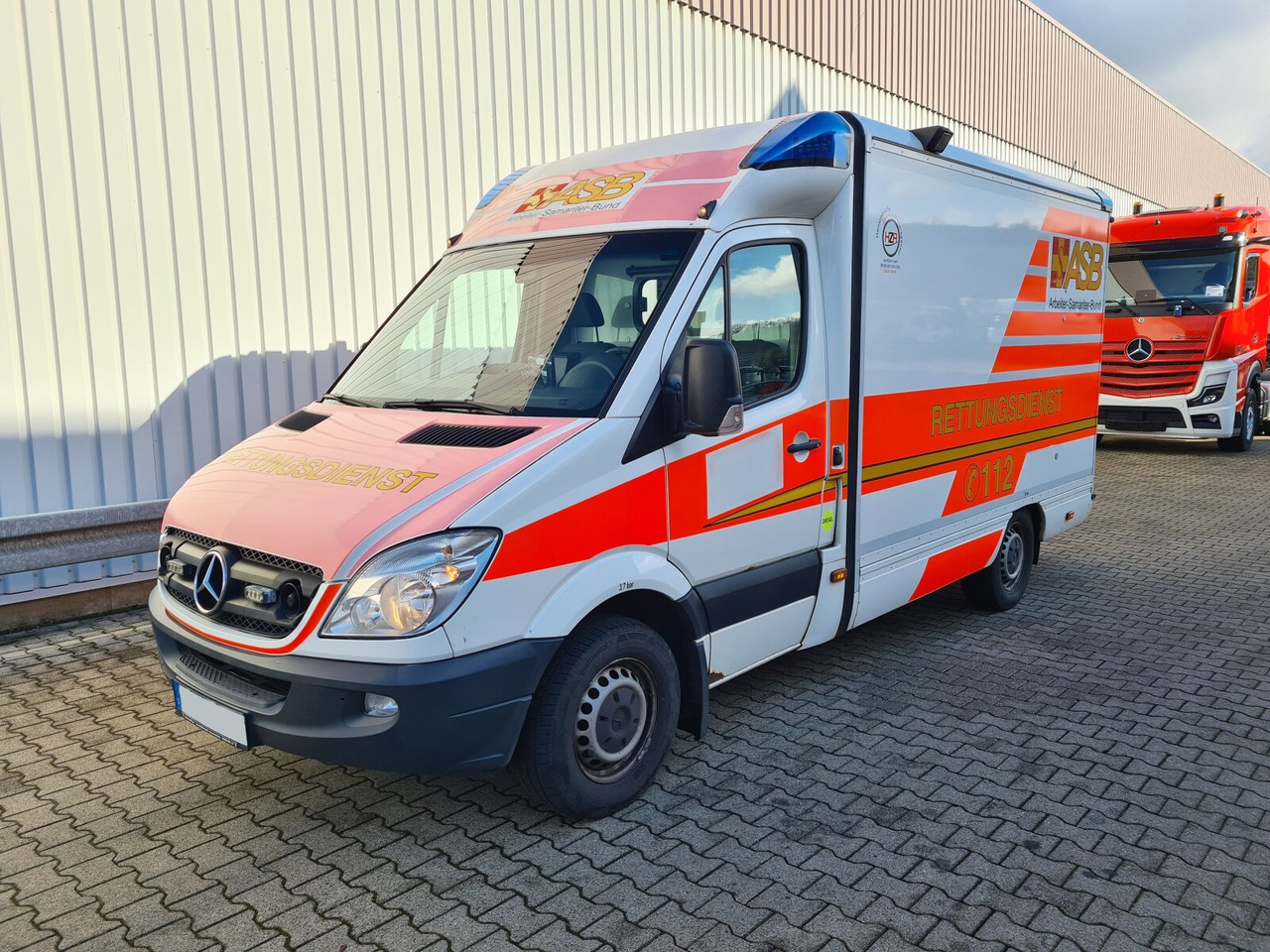 Mercedes-Benz Sprinter 316 KA 4x2 Sprinter 316 KA 4x2, Rettungswagen - Цельнометаллический фургон: фото 1 Mercedes-Benz Sprinter 316 KA 4x2 Sprinter 316 KA 4x2, Rettungswagen - Цельнометаллический фургон: фото 1