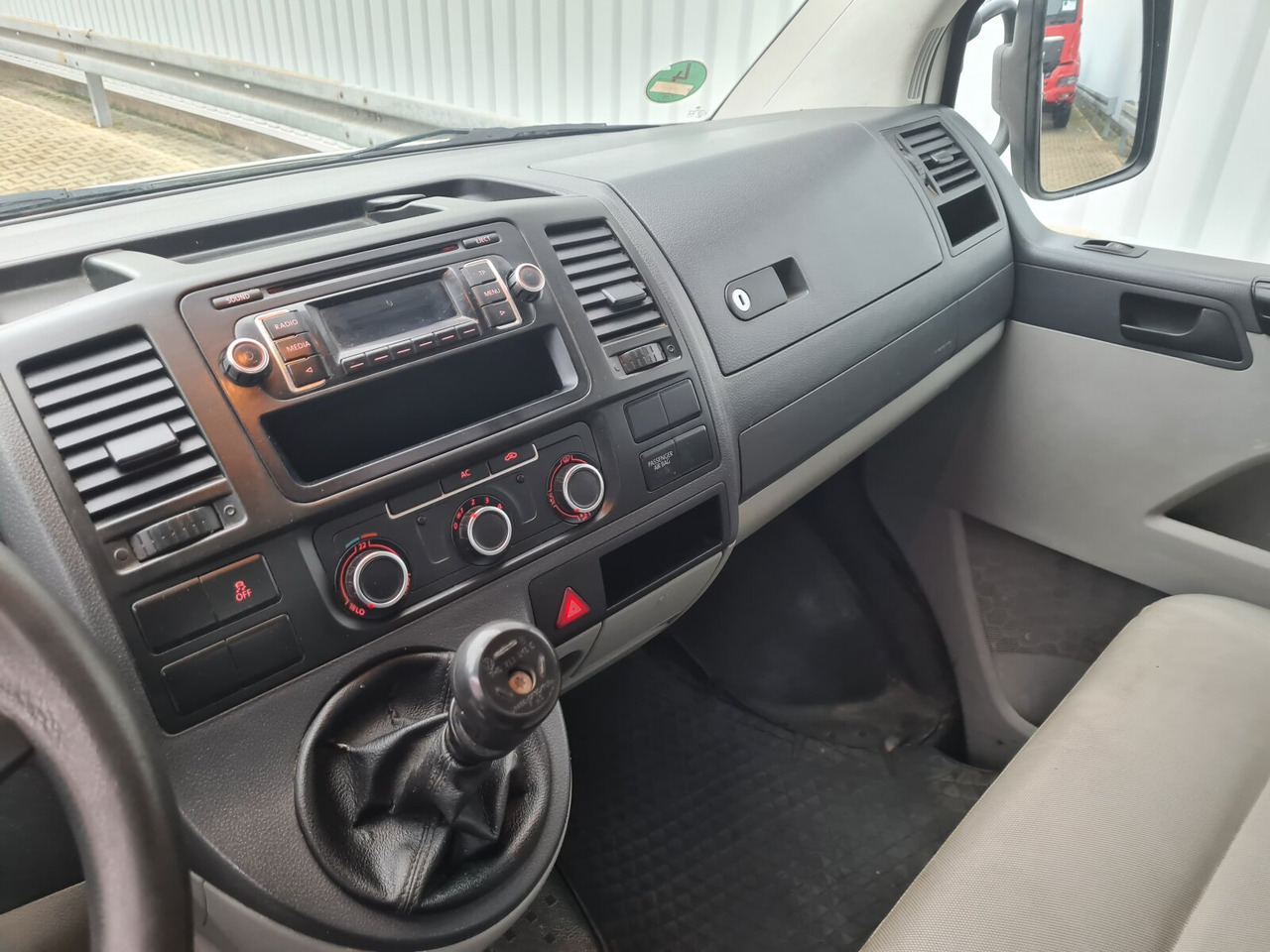 Малотоннажный бортовой грузовик, Грузопассажирский фургон T5 Doka 4x2 T5 Doka 4x2, 2.0 ltr. TDI Pritsche: фото 7 Малотоннажный бортовой грузовик, Грузопассажирский фургон T5 Doka 4x2 T5 Doka 4x2, 2.0 ltr. TDI Pritsche: фото 7