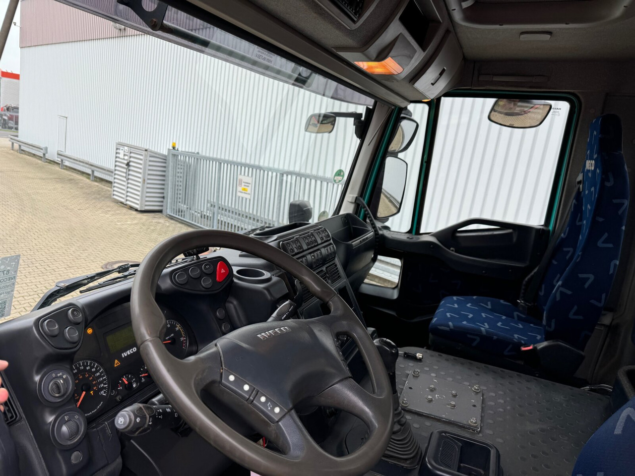 Фото интерьера 1: Грузовик-шасси Trakker AD260T45W 6x6 Trakker AD260T45W 6x6