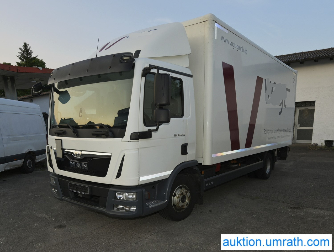 MAN TGL 12.250 4x2 L/BL Koffer Ladebordwand Klimaautomatik NAVI Luftfederung Automatikgetriebe EURO 6 - Грузовик с закрытым кузовом: фото 1 MAN TGL 12.250 4x2 L/BL Koffer Ladebordwand Klimaautomatik NAVI Luftfederung Automatikgetriebe EURO 6 - Грузовик с закрытым кузовом: фото 1