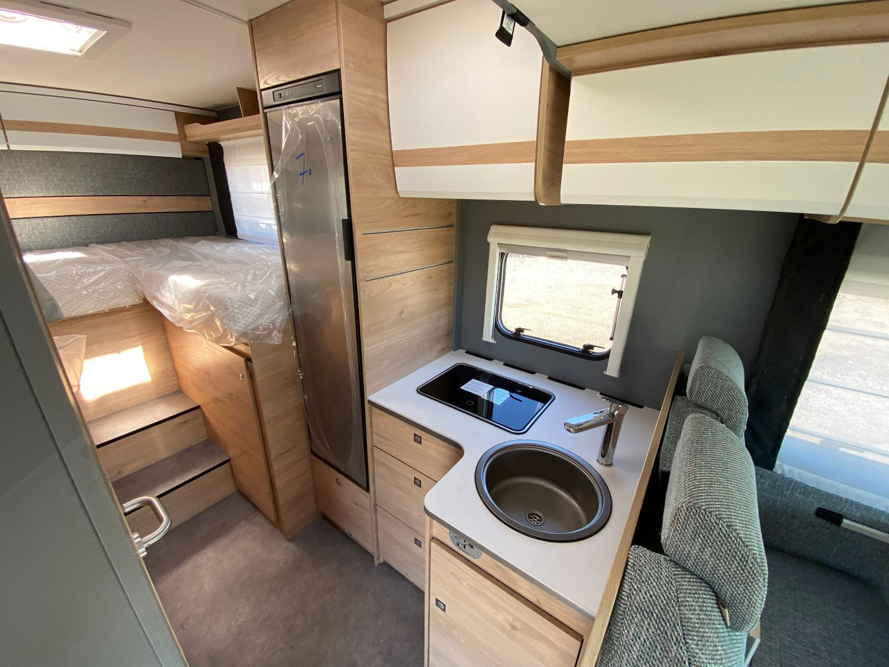 Полуинтегрированный автодом Dethleffs Just Camp T 6812 EB,Hubbett,Längsbetten, Markise: фото 17