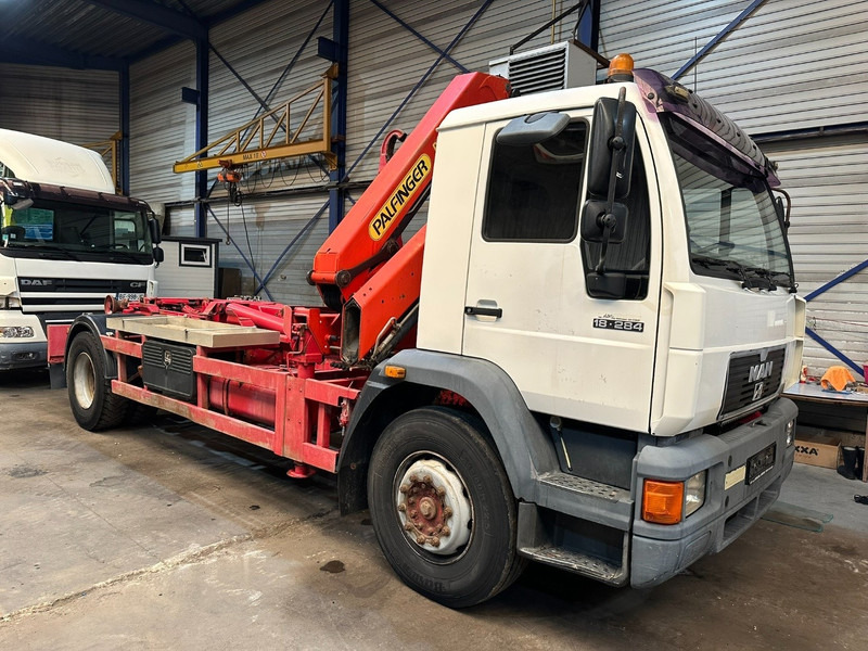 Крюковой мультилифт, Автоманипулятор MAN 18.284 HOOKLIFT + CRANE PALFINGER PK 11001 A - STEEL SPRING / BLATT / LAMES - BE TRUCK: фото 1