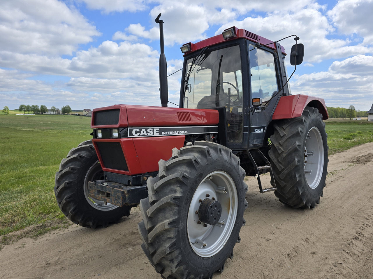 CASE IH 1056 XL - Трактор: фото 1 CASE IH 1056 XL - Трактор: фото 1