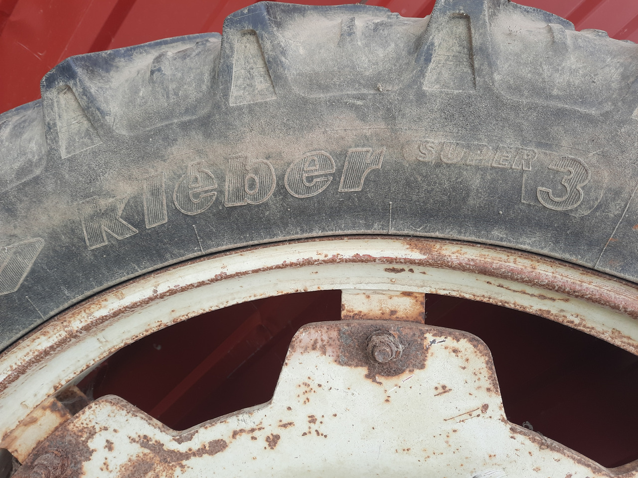 KLEBER Super 3 11.2 R44 - Колесо для Сельскохозяйственной техники: фото 5 KLEBER Super 3 11.2 R44 - Колесо для Сельскохозяйственной техники: фото 5