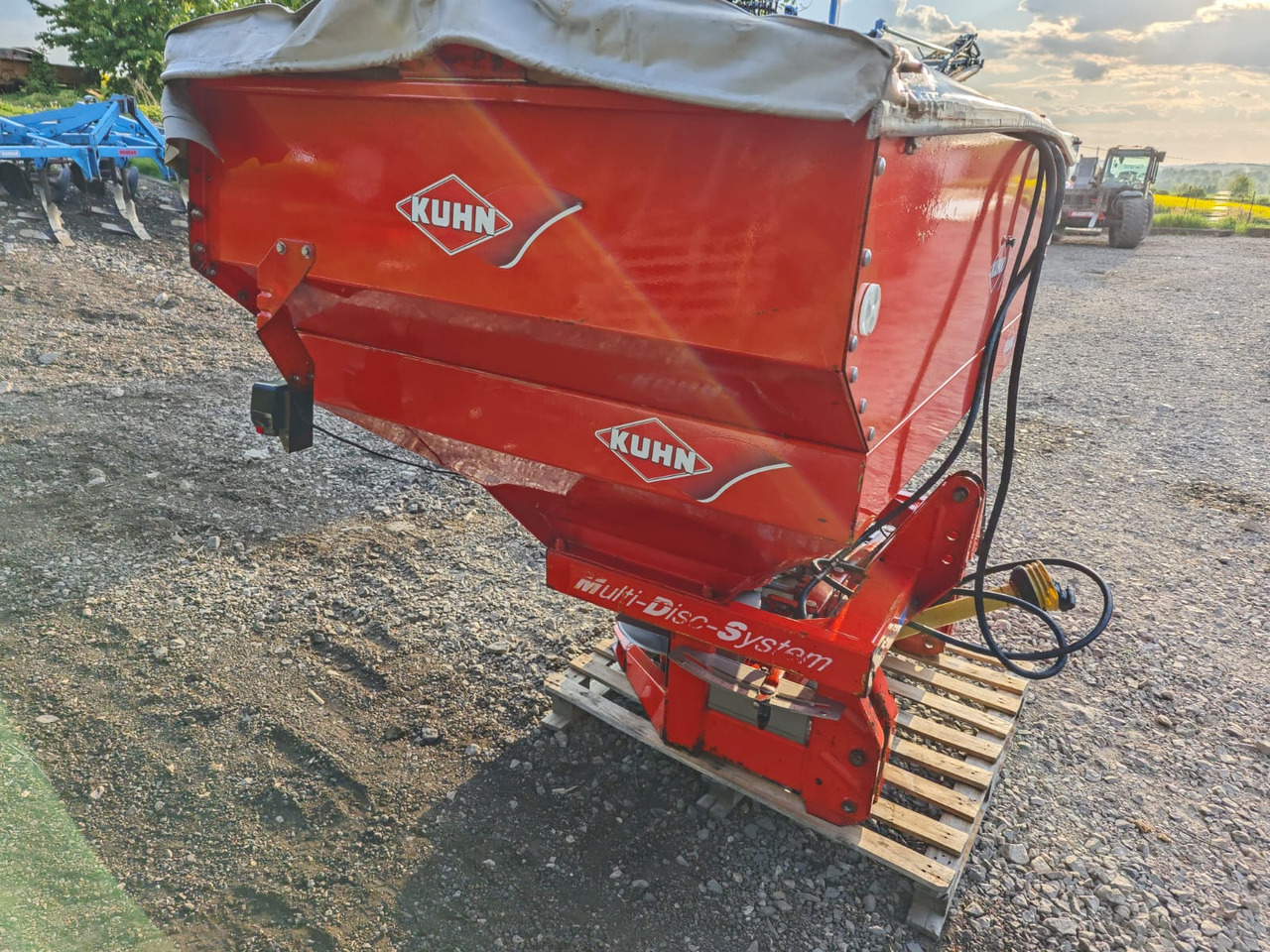 KUHN MDS 921 Multi-Disc-System 1700 L - Разбрасыватель удобрений: фото 5 KUHN MDS 921 Multi-Disc-System 1700 L - Разбрасыватель удобрений: фото 5