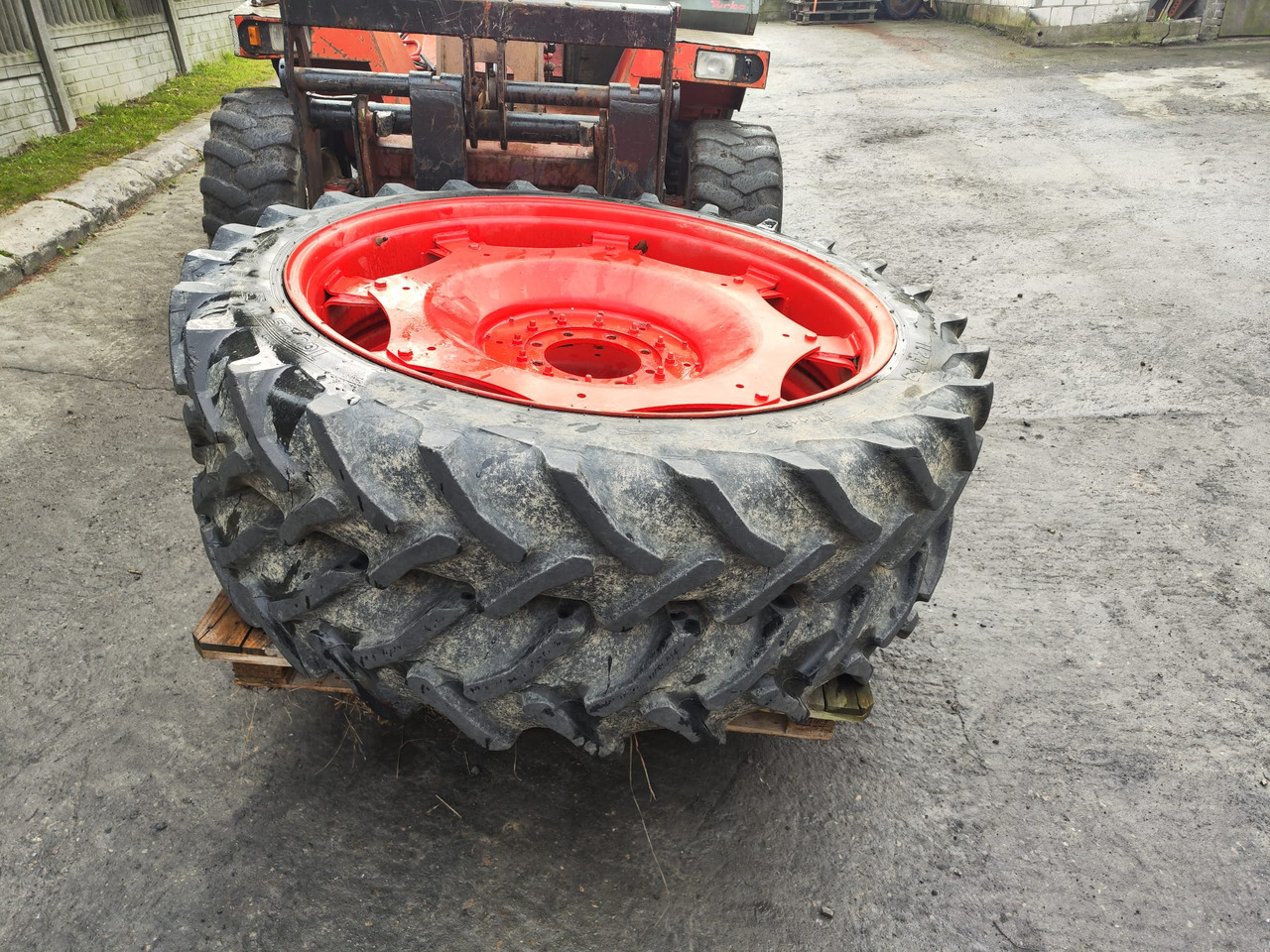 Koła 2 szt. felgi + opony TAURUS 11.2 R48 (fendt 312) - Колесо для Сельскохозяйственной техники: фото 1 Koła 2 szt. felgi + opony TAURUS 11.2 R48 (fendt 312) - Колесо для Сельскохозяйственной техники: фото 1