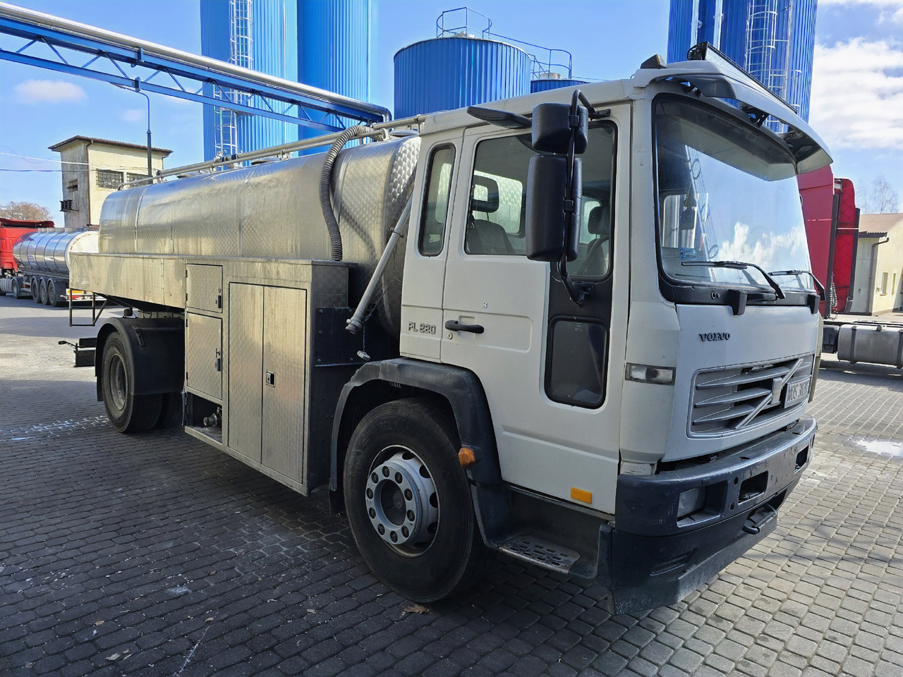 VOLVO FL 220 - Грузовик-цистерна: фото 2 VOLVO FL 220 - Грузовик-цистерна: фото 2