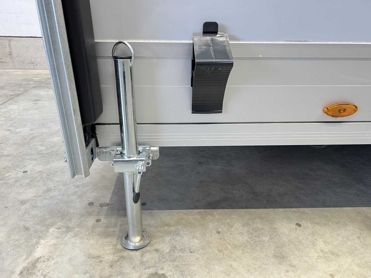 CHEVAL LIBERTE DEBON C1000 Roadster Autotransporter geschlossen в лизинг CHEVAL LIBERTE DEBON C1000 Roadster Autotransporter geschlossen: фото 19 CHEVAL LIBERTE DEBON C1000 Roadster Autotransporter geschlossen в лизинг CHEVAL LIBERTE DEBON C1000 Roadster Autotransporter geschlossen: фото 19