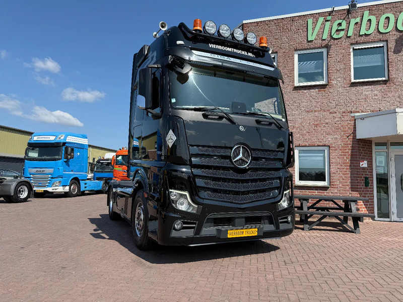 Mercedes-Benz Actros 1853 LS 4X2 "BLACK PEARL" EURO6D / FULL OPTIONS / RETARDER / ALCOA / LEATHER INTERIOR / ETC..... PERFECT CONDTION!!!!! - Тягач: фото 1 Mercedes-Benz Actros 1853 LS 4X2 "BLACK PEARL" EURO6D / FULL OPTIONS / RETARDER / ALCOA / LEATHER INTERIOR / ETC..... PERFECT CONDTION!!!!! - Тягач: фото 1