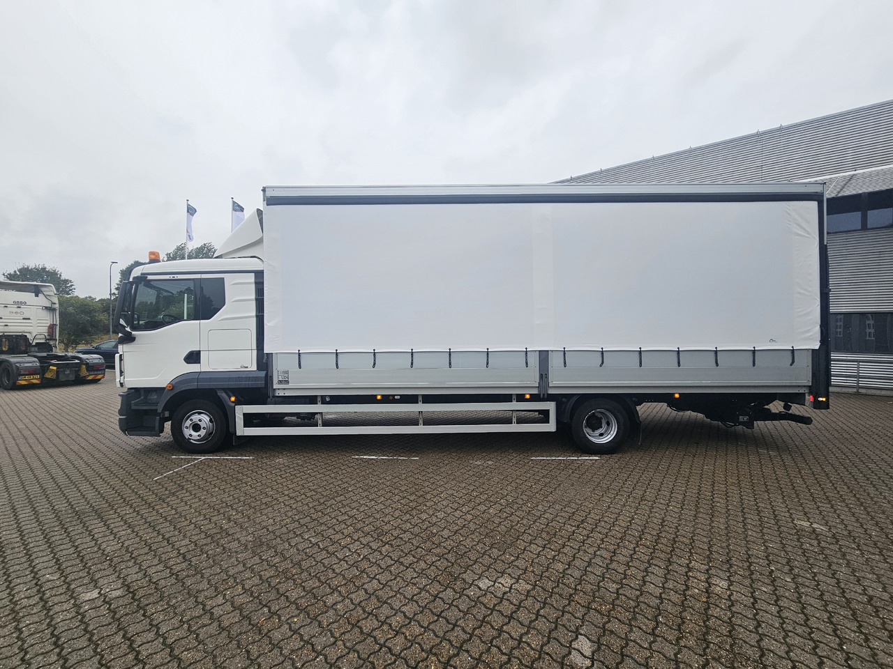MAN TGL 12.250 - Тентованный грузовик: фото 3 MAN TGL 12.250 - Тентованный грузовик: фото 3