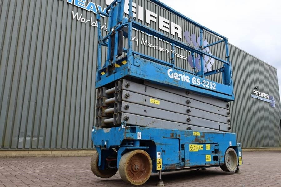 Genie GS3232 Hydraulic Outriggers, Electric, 11.75m Work - Ножничный подъемник: фото 4 Genie GS3232 Hydraulic Outriggers, Electric, 11.75m Work - Ножничный подъемник: фото 4