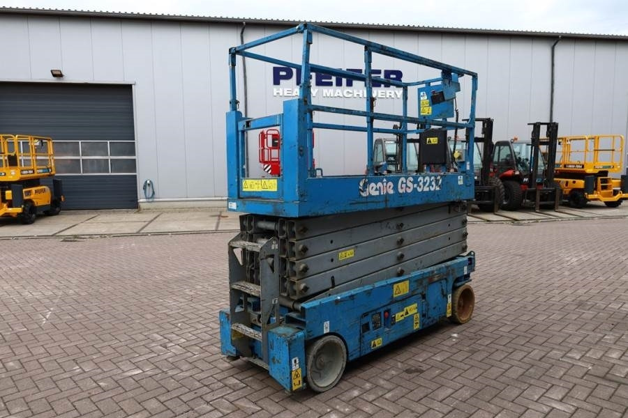 Genie GS3232 Hydraulic Outriggers, Electric, 11.75m Work - Ножничный подъемник: фото 2 Genie GS3232 Hydraulic Outriggers, Electric, 11.75m Work - Ножничный подъемник: фото 2