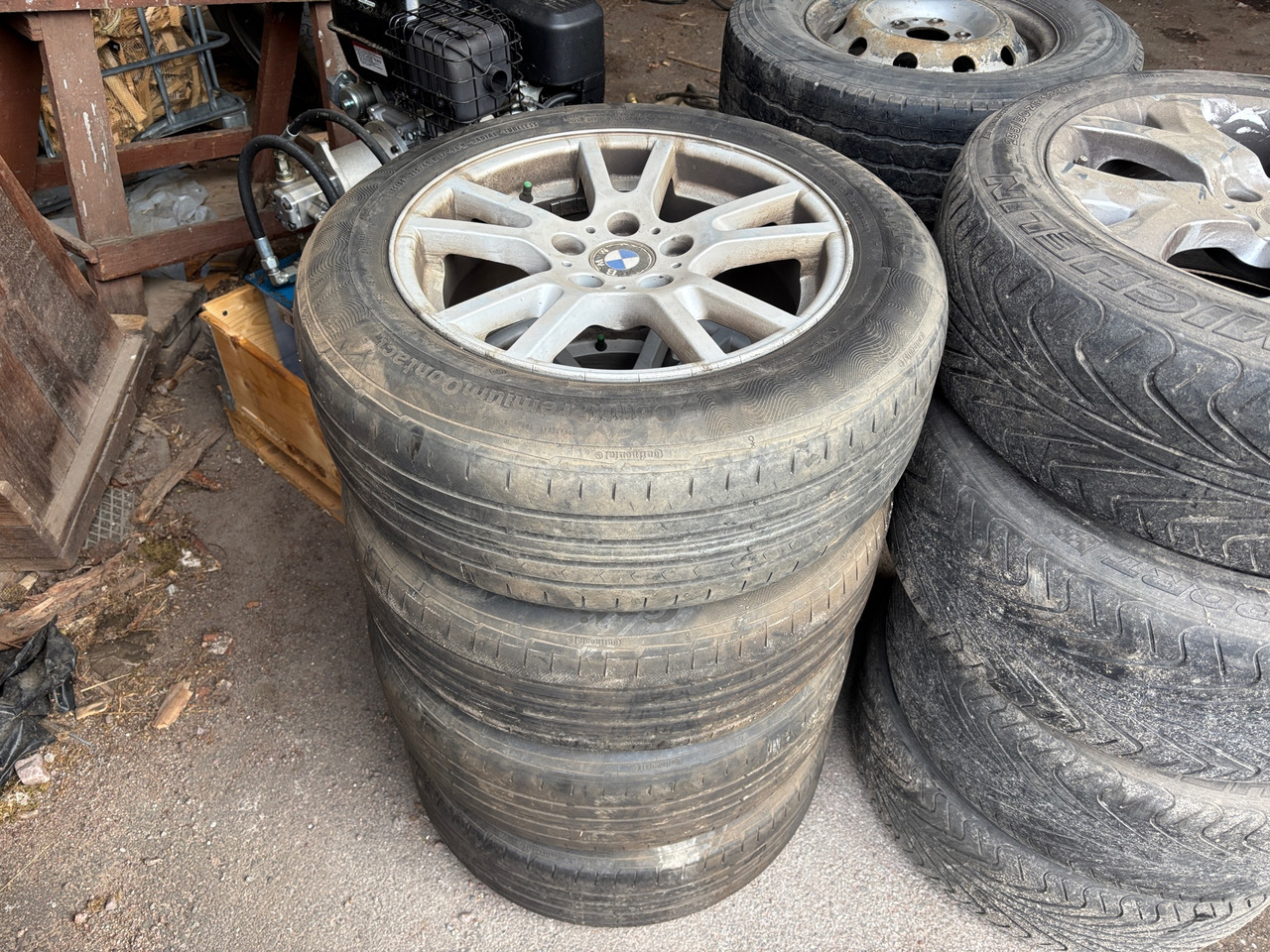 Däck 215/60R17 till BMW E60 4st - Шины и диски для Легковых автомобилей: фото 1 Däck 215/60R17 till BMW E60 4st - Шины и диски для Легковых автомобилей: фото 1