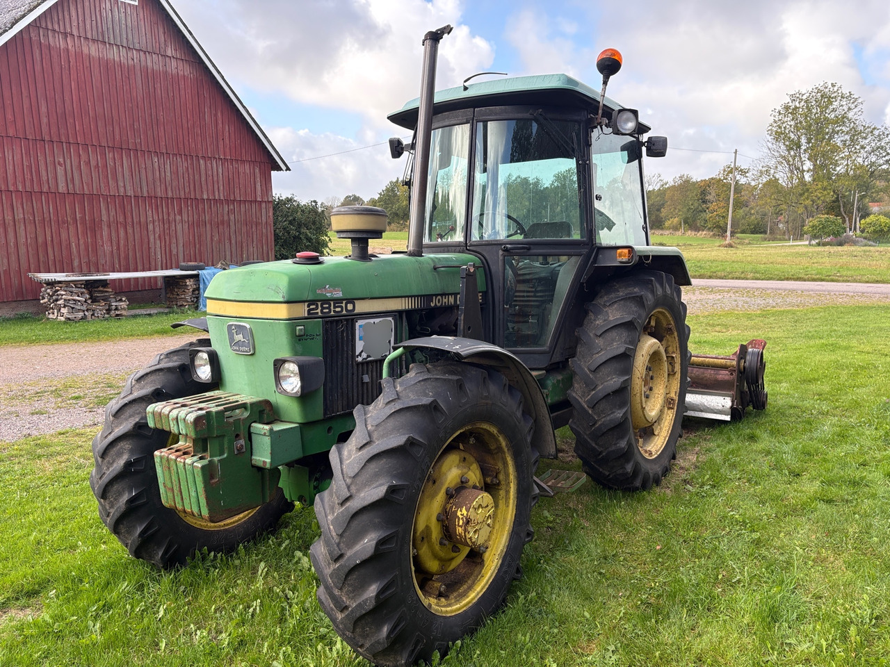 John Deere 2850 - Трактор: фото 1 John Deere 2850 - Трактор: фото 1