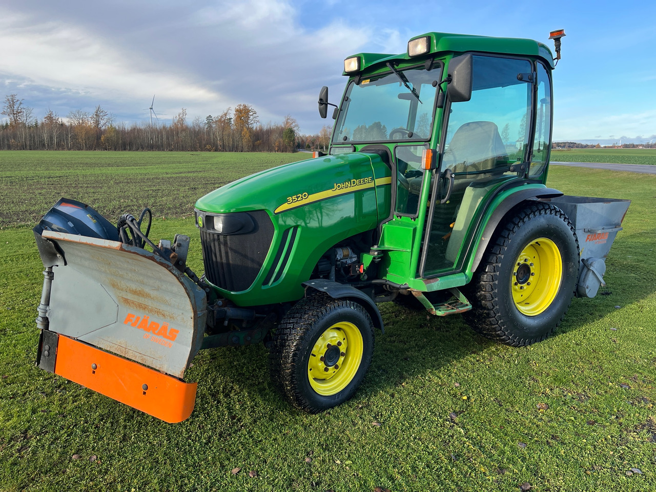 John Deere 3520 - Трактор: фото 1 John Deere 3520 - Трактор: фото 1