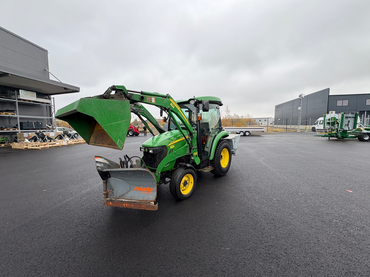 John Deere 3720 - Трактор: фото 1 John Deere 3720 - Трактор: фото 1