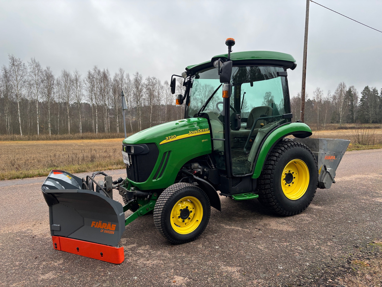 John Deere 3720 - Трактор: фото 1 John Deere 3720 - Трактор: фото 1