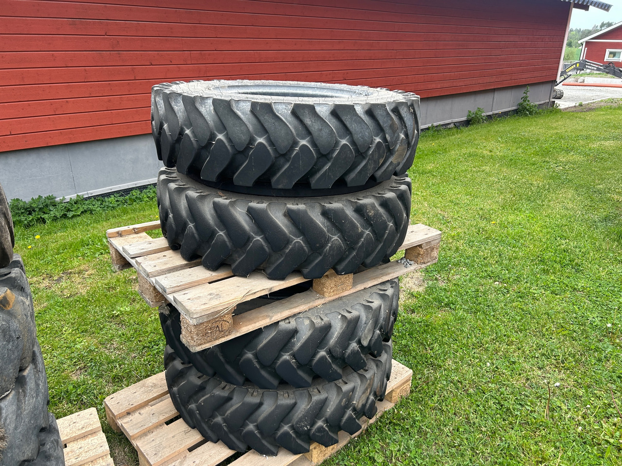 Kumho 10.00-20 - Шина для Строительной техники: фото 1 Kumho 10.00-20 - Шина для Строительной техники: фото 1