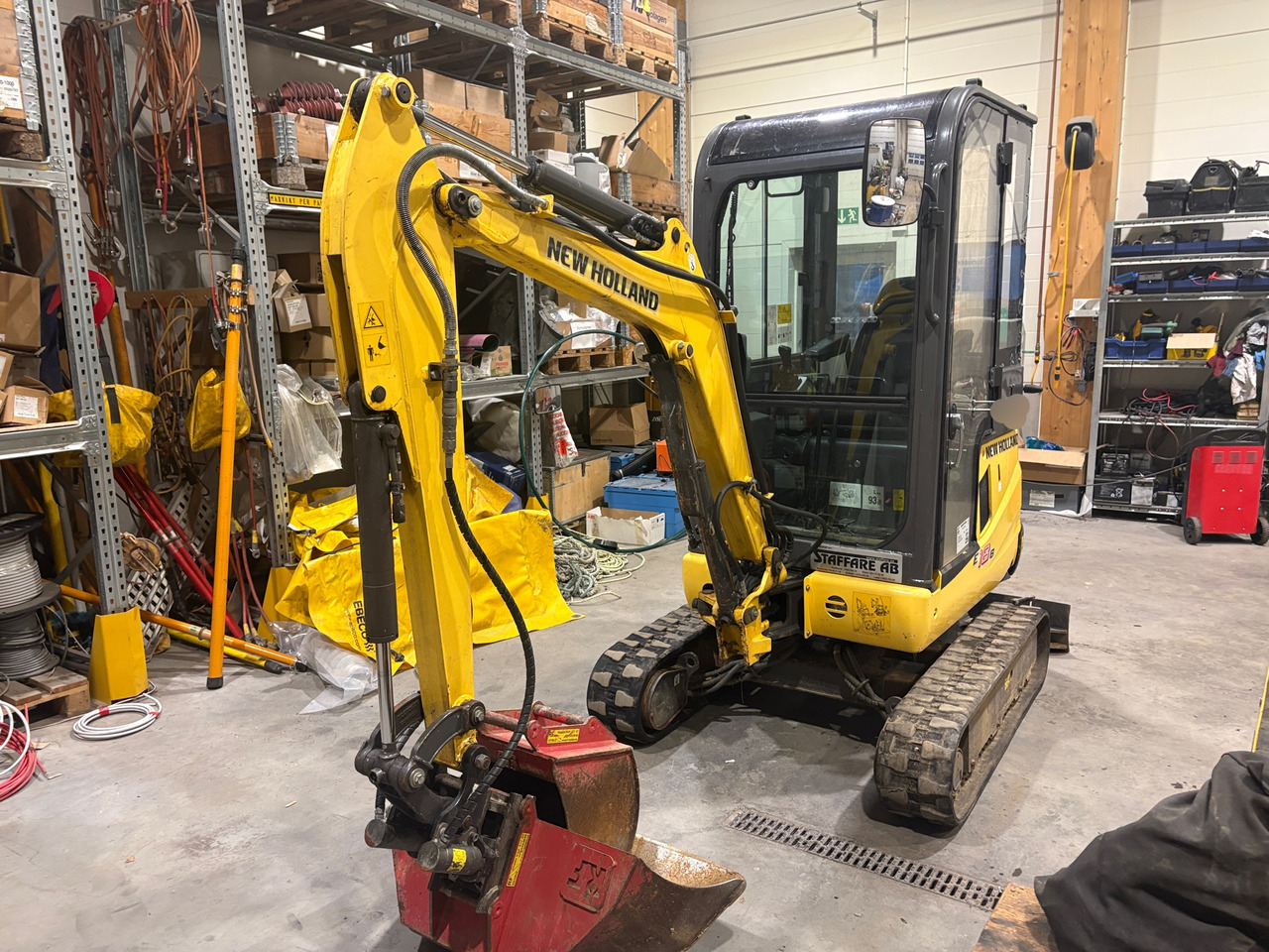 New Holland E18B - Экскаватор: фото 1 New Holland E18B - Экскаватор: фото 1