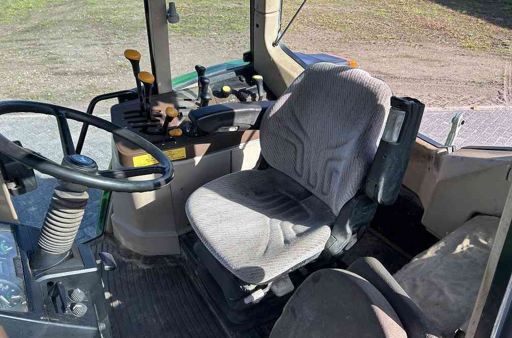 Трактор John Deere 6210: фото 7