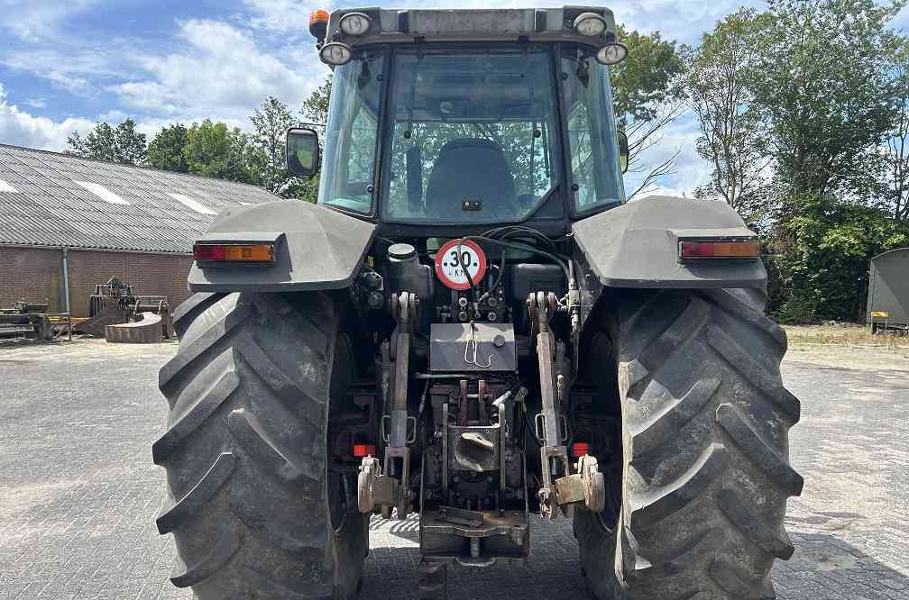 Massey Ferguson 8110 dynashift - Трактор: фото 3 Massey Ferguson 8110 dynashift - Трактор: фото 3