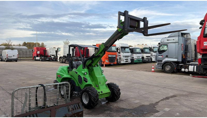 Avant 745 TDL (BELGIAN MACHINE / TOP CONDITION / 4X4 OPTIDRIVE / INCL ATTACHMENTS) - Гусеничный мини-погрузчик: фото 2 Avant 745 TDL (BELGIAN MACHINE / TOP CONDITION / 4X4 OPTIDRIVE / INCL ATTACHMENTS) - Гусеничный мини-погрузчик: фото 2