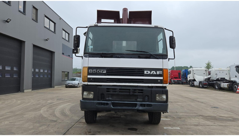 DAF 85 CF 340 (EURO 2 / MANUAL PUMP / STEEL SUSP. / POSSIBLE AS CHASSIS / 8X4) - Самосвал: фото 2 DAF 85 CF 340 (EURO 2 / MANUAL PUMP / STEEL SUSP. / POSSIBLE AS CHASSIS / 8X4) - Самосвал: фото 2